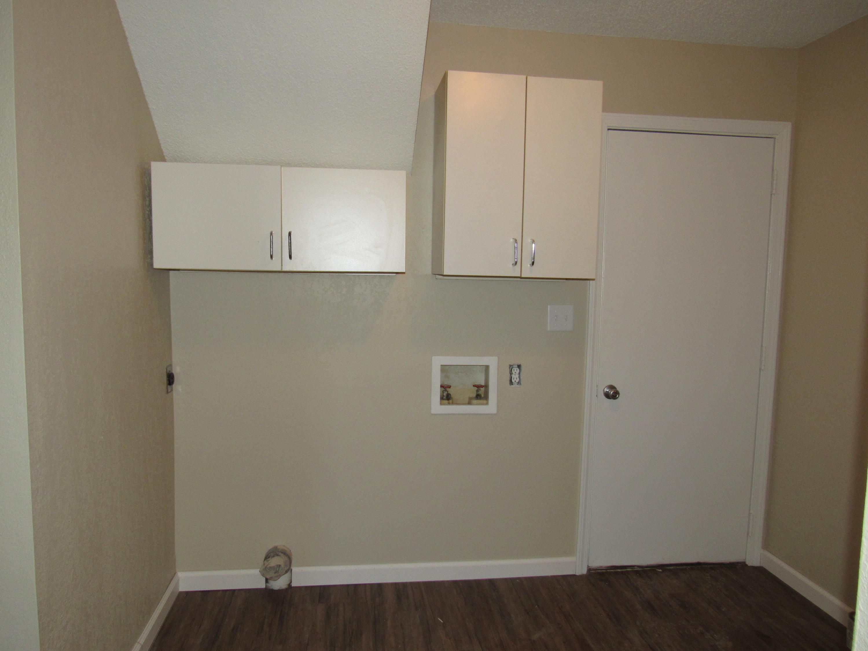 713 Valley Road Crestview, FL 32539 - Photo 5 of 17 a view of cupboard