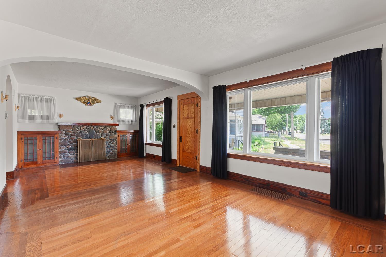 302 Croswell Street Adrian, MI 49221 - Photo 4 of 58
