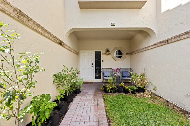 $749,900 | 6822 Via Regina, Boca Raton, FL 33433