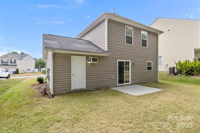 a view of a house with backyard