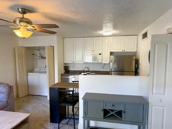 $1,700 | 641 Executive Center Drive, Unit P105, West Palm Beach, FL 33401
