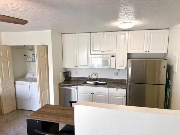 $1,700 | 641 Executive Center Drive, Unit P105, West Palm Beach, FL 33401