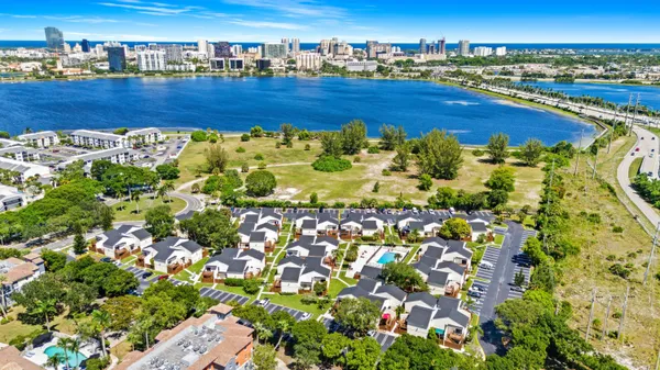$1,700 | 641 Executive Center Drive, Unit P105, West Palm Beach, FL 33401