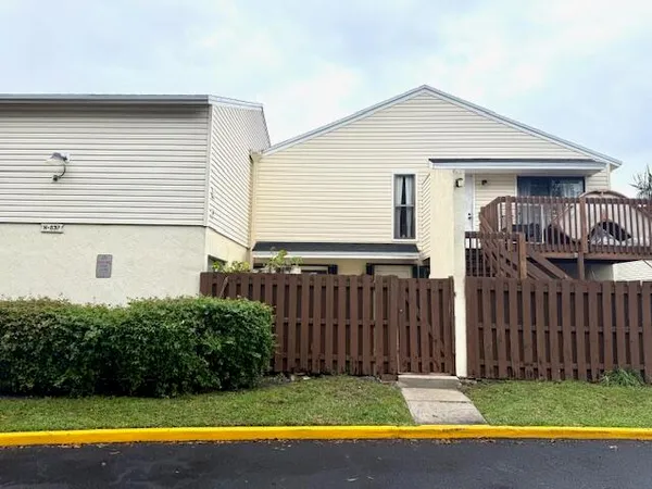 $1,700 | 641 Executive Center Drive, Unit P105, West Palm Beach, FL 33401