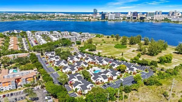 $1,700 | 641 Executive Center Drive, Unit P105, West Palm Beach, FL 33401