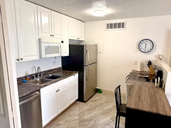 $1,700 | 641 Executive Center Drive, Unit P105, West Palm Beach, FL 33401