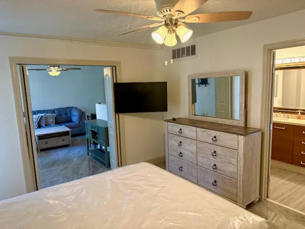 $1,700 | 641 Executive Center Drive, Unit P105, West Palm Beach, FL 33401