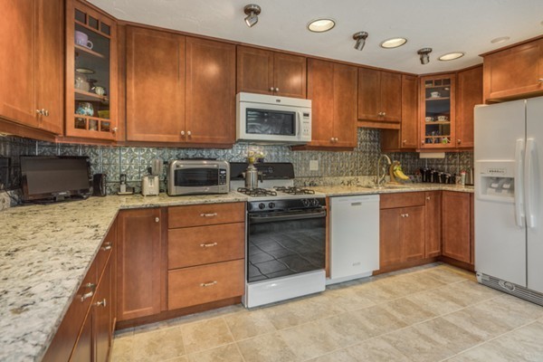 4 Munro Circle Tewksbury, MA 01876 - Photo 5 of 27