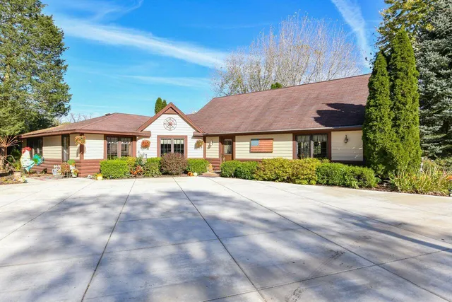 $850,000 | W179S8246 Pioneer Drive, Muskego, WI 53150