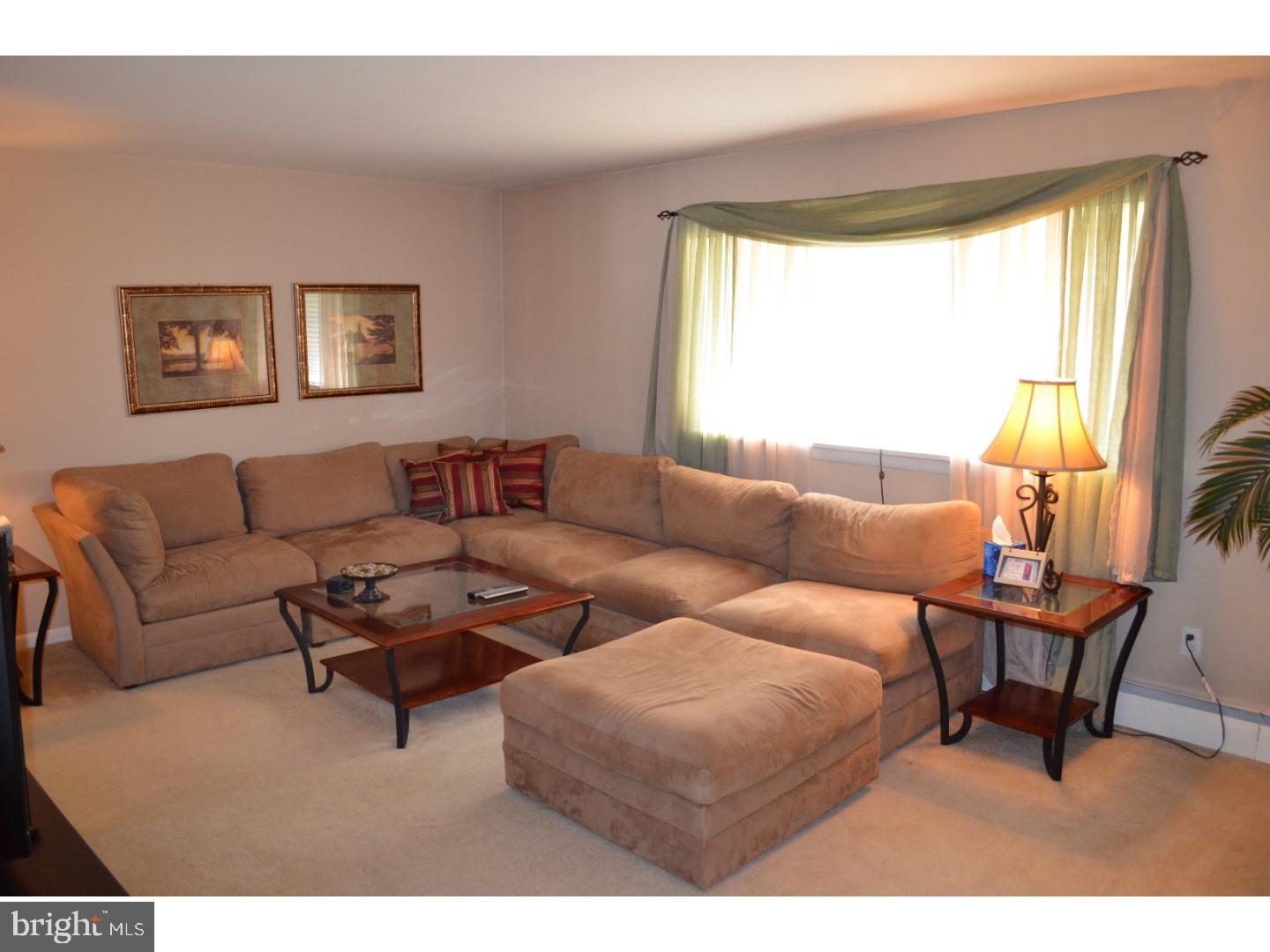 15067 London Road Philadelphia, PA 19116 - Photo 3 of 15 Living Room