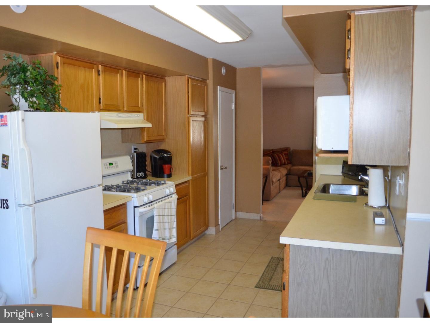 15067 London Road Philadelphia, PA 19116 - Photo 6 of 15 Kitchen