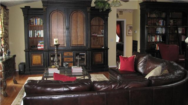 7620 River Rd Pike Nashville, TN 37209 - Photo 9 of 18 Great Room 1