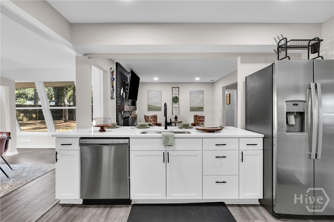 111 Carlton Road Savannah, GA 31410 - Photo 23 of 57 Updated kitchen overlooking great rm.