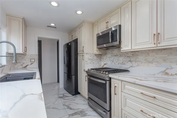 $4,500 | 9502 Laurel Canyon Boulevard, Arleta, CA 91331