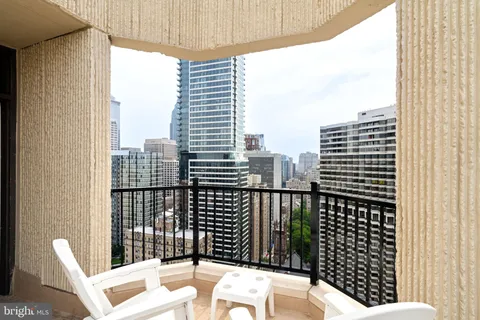 $1,100,000 | 2018-32 Walnut Street, Unit 16GH, Philadelphia, PA 19103