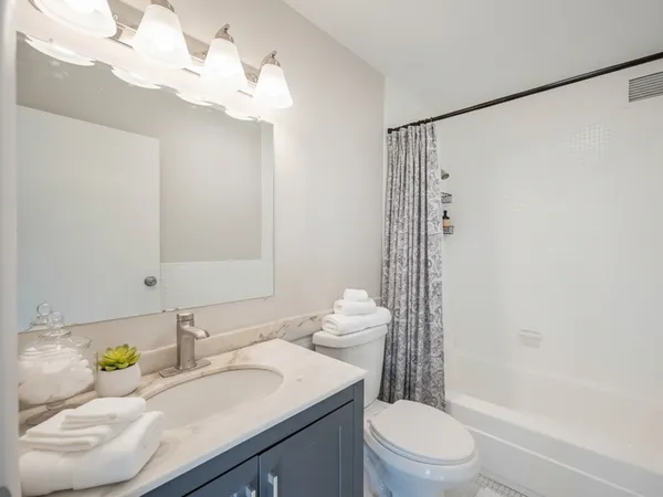 $224,900 | 5201 South Cornell Avenue, Unit 4B, Chicago, IL 60615