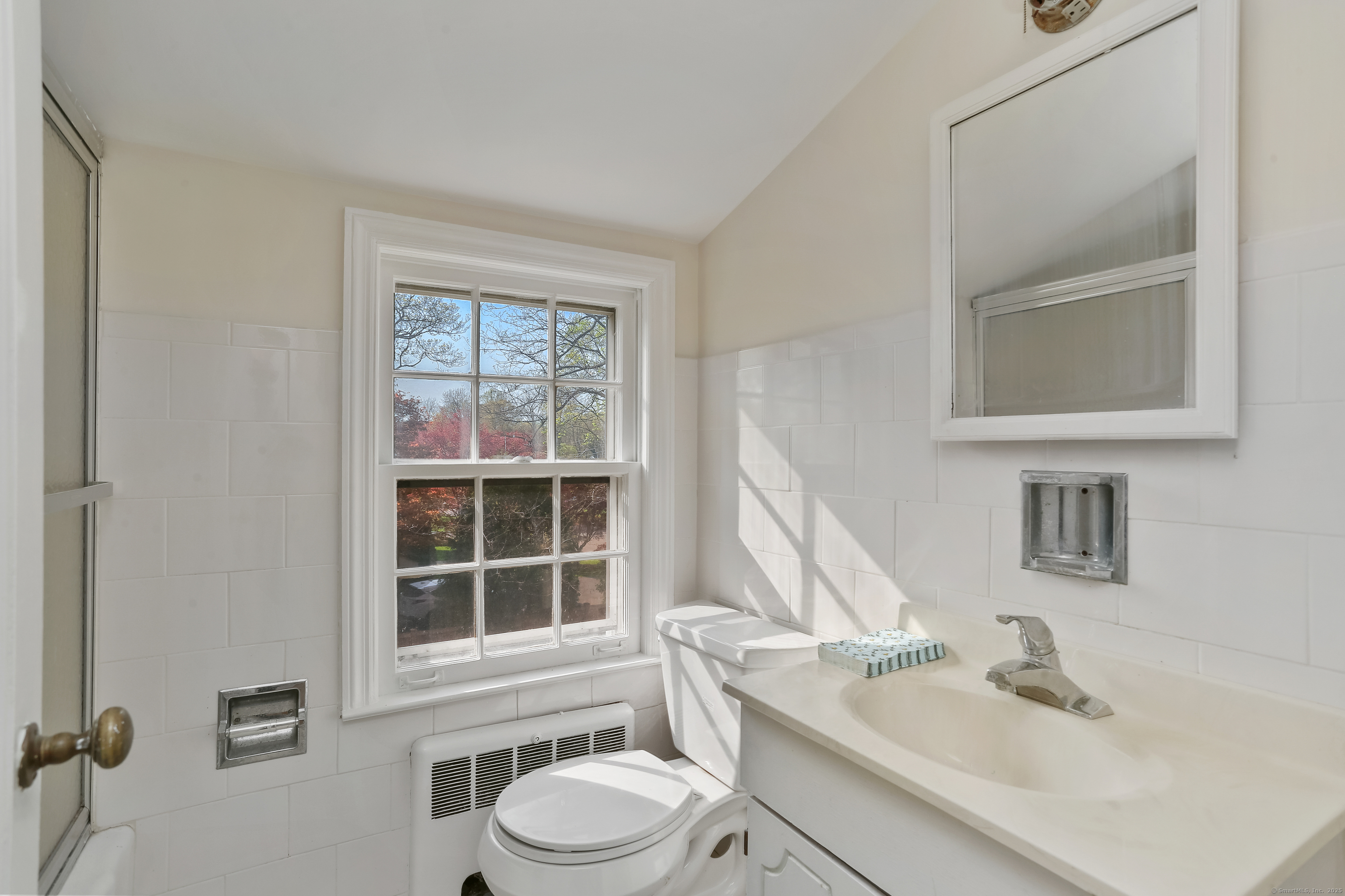 219 Hollow Tree Ridge Road Darien, CT 06820 - Photo 17 of 27 Second floor bathroom