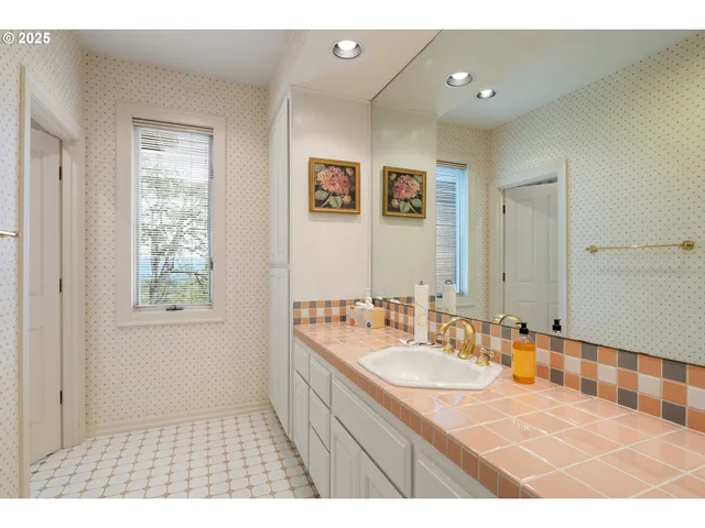 $2,500,000 | 375 Bella Hls Lane, Roseburg, OR 97471