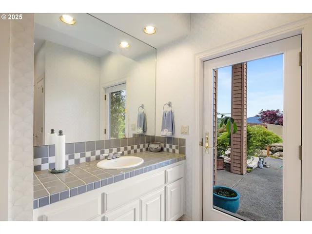 $2,500,000 | 375 Bella Hls Lane, Roseburg, OR 97471