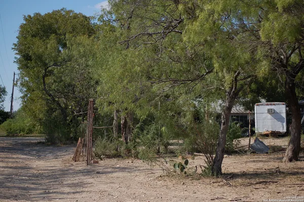 $150,000 | 493 Pk Ln Street, Batesville, TX 78829