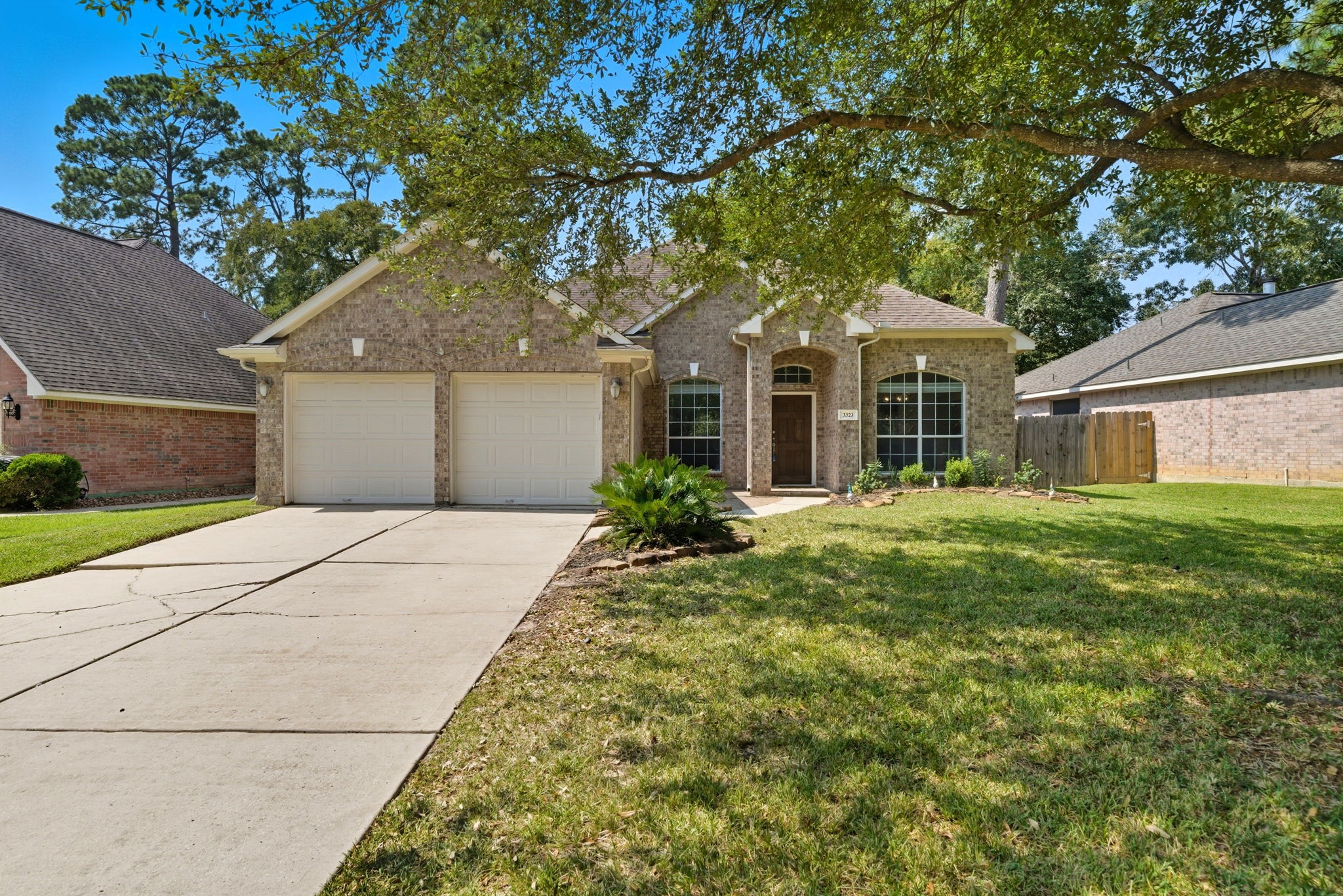 3323 Rollingwood Montgomery, TX 77356 - Photo 2 of 43 a front view of a house with a garden
