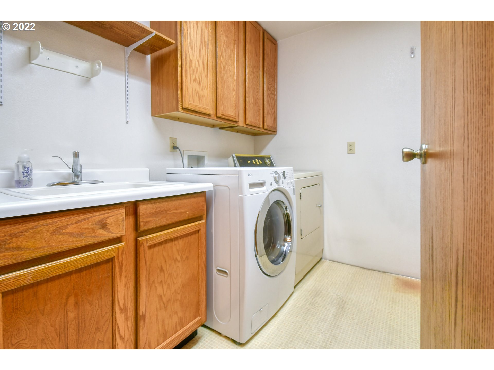 2011 Southwest Quinney Avenue Pendleton, OR 97801 - Photo 24 of 26 a utility room with dryer and washer
