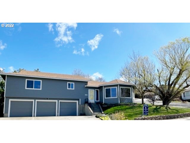 2011 Southwest Quinney Avenue Pendleton, OR 97801 - Photo 25 of 26 a front view of a house with garden