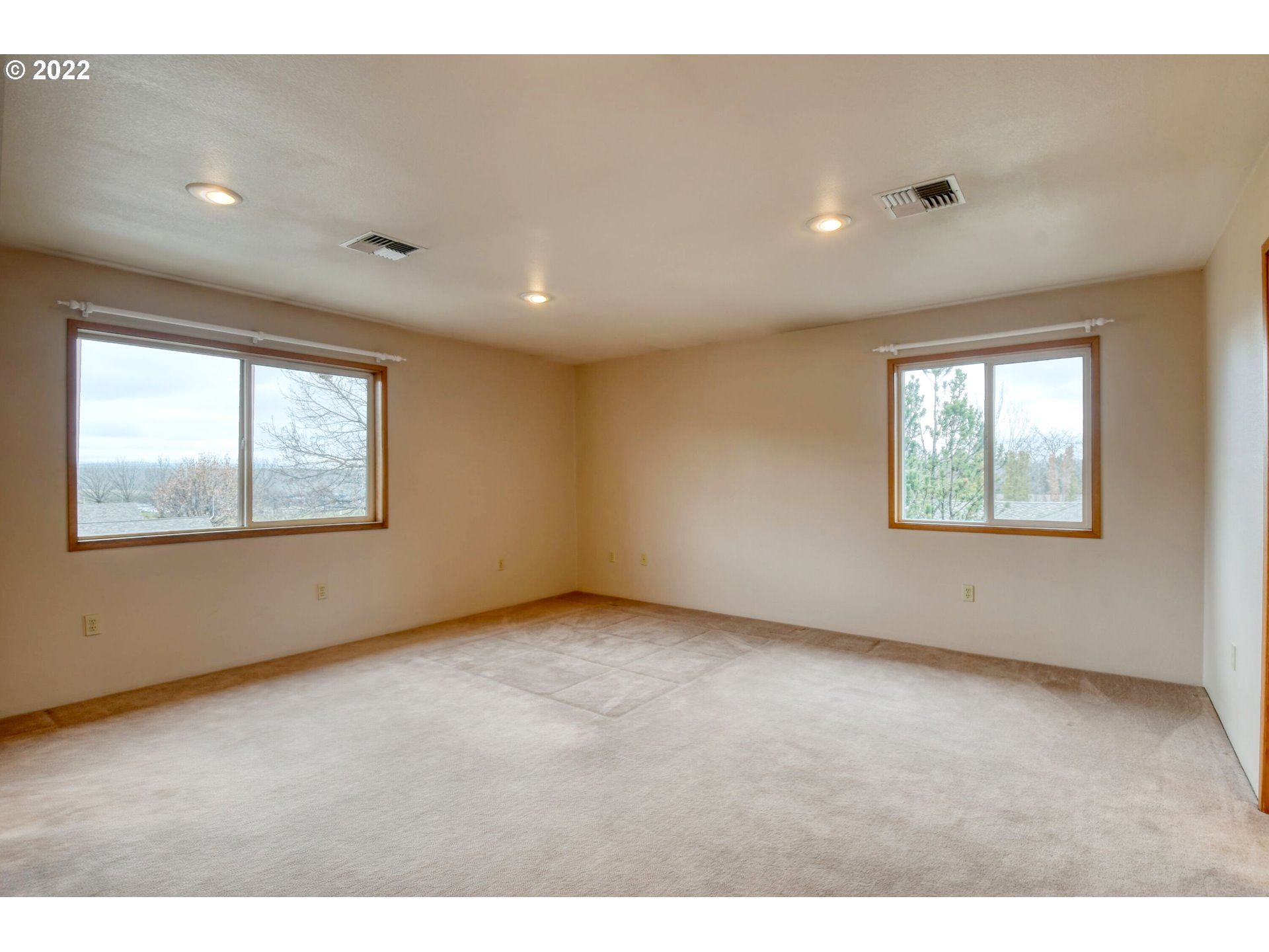 2011 Southwest Quinney Avenue Pendleton, OR 97801 - Photo 8 of 26 an empty room with windows