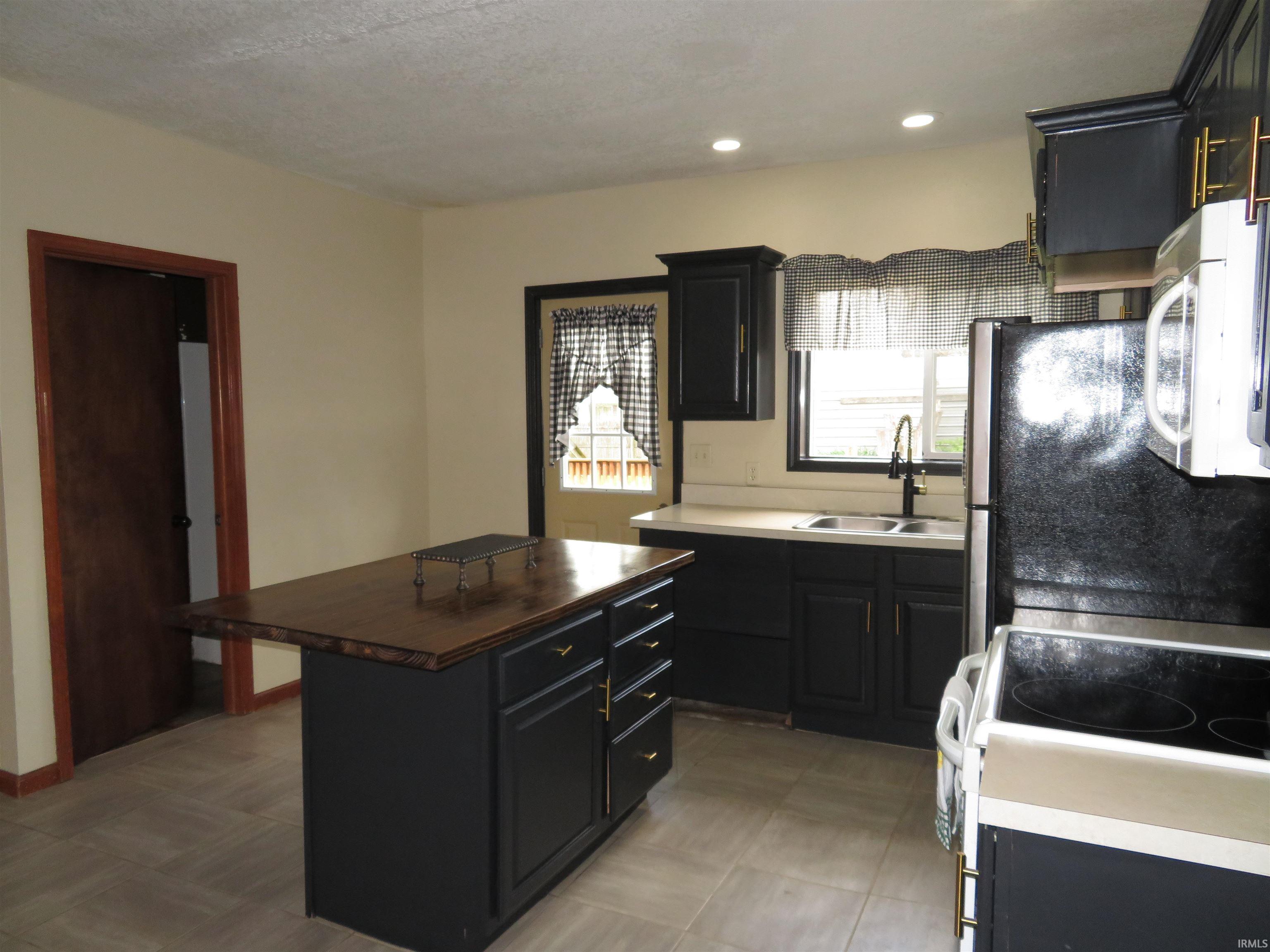 200 West Washington Street Syracuse, IN 46567 - Photo 3 of 31