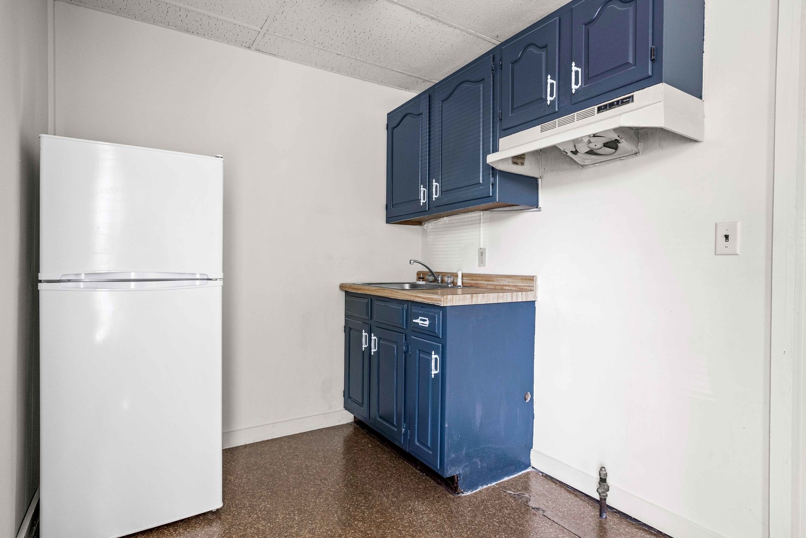 410 East Grove Street Bloomington, IL 61701 - Photo 10 of 25 a kitchen with stainless steel appliances granite countertop a refrigerator and a cabinets