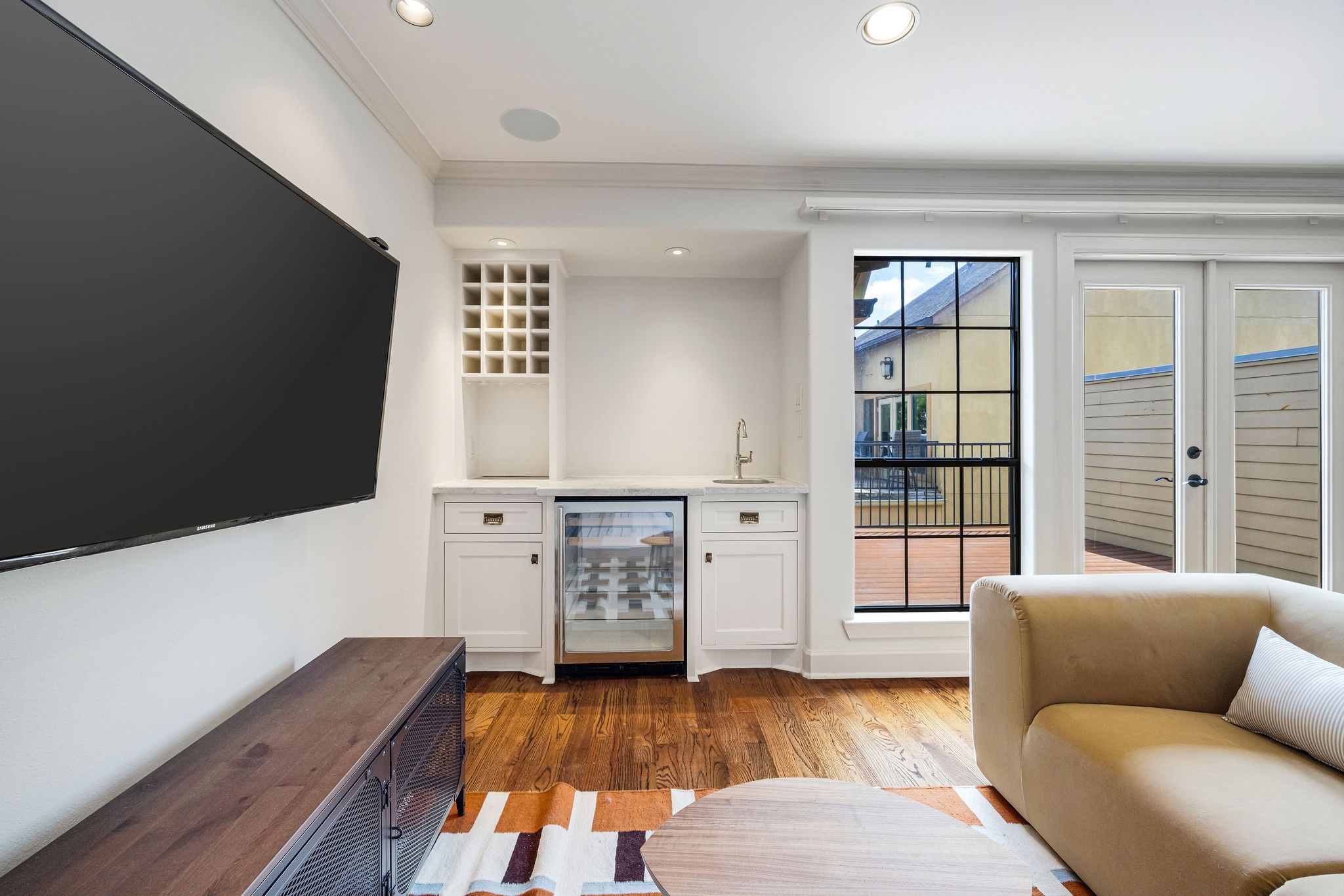 2415 Commonwealth Street Houston, TX 77006 - Photo 23 of 26 The built-in wet bar makes entertaining effortless while French doors provide easy access to the rooftop deck.
