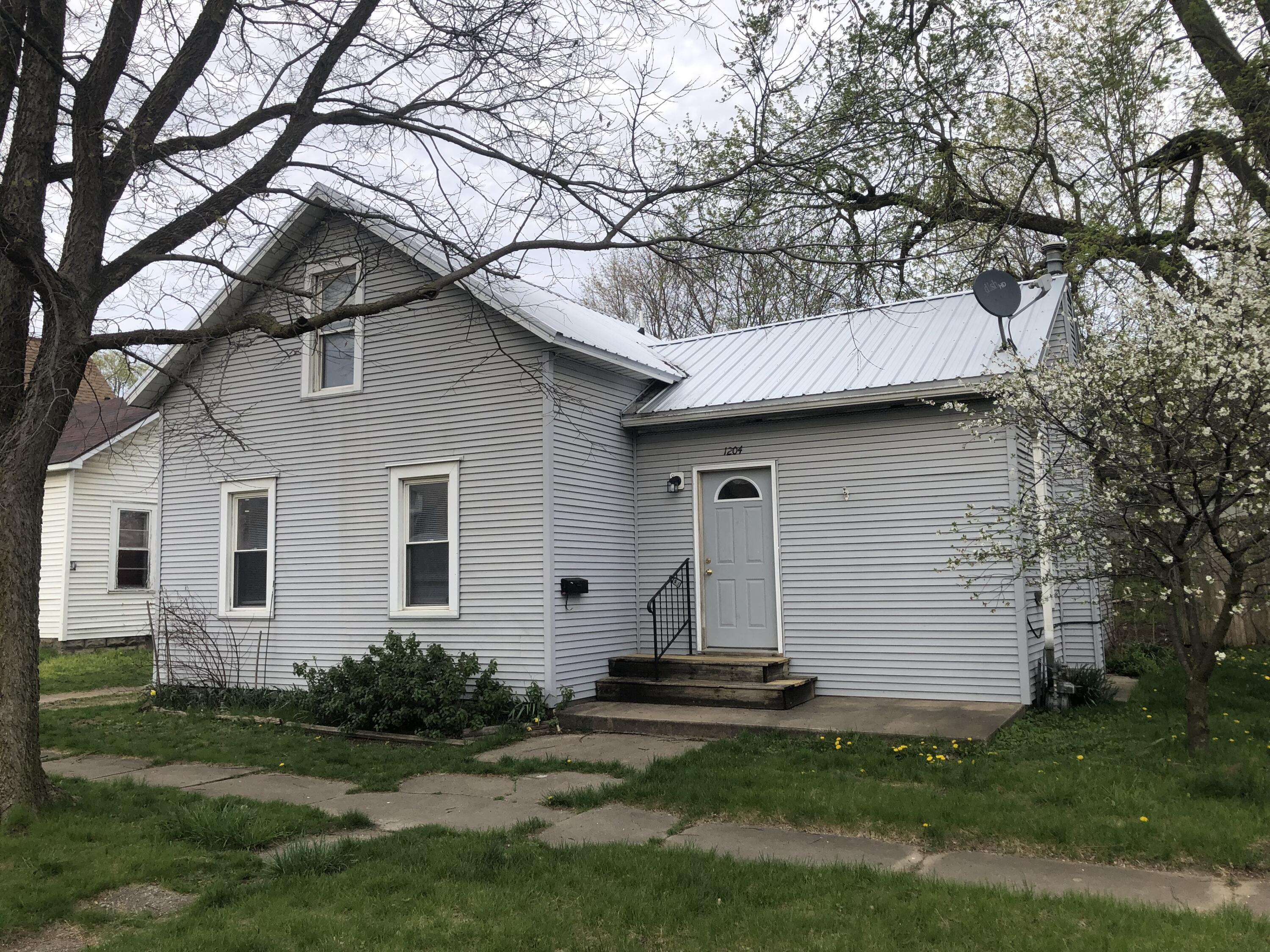 1204 Third Street Three Rivers, MI 49093 - Photo 1 of 18 IMG_7869