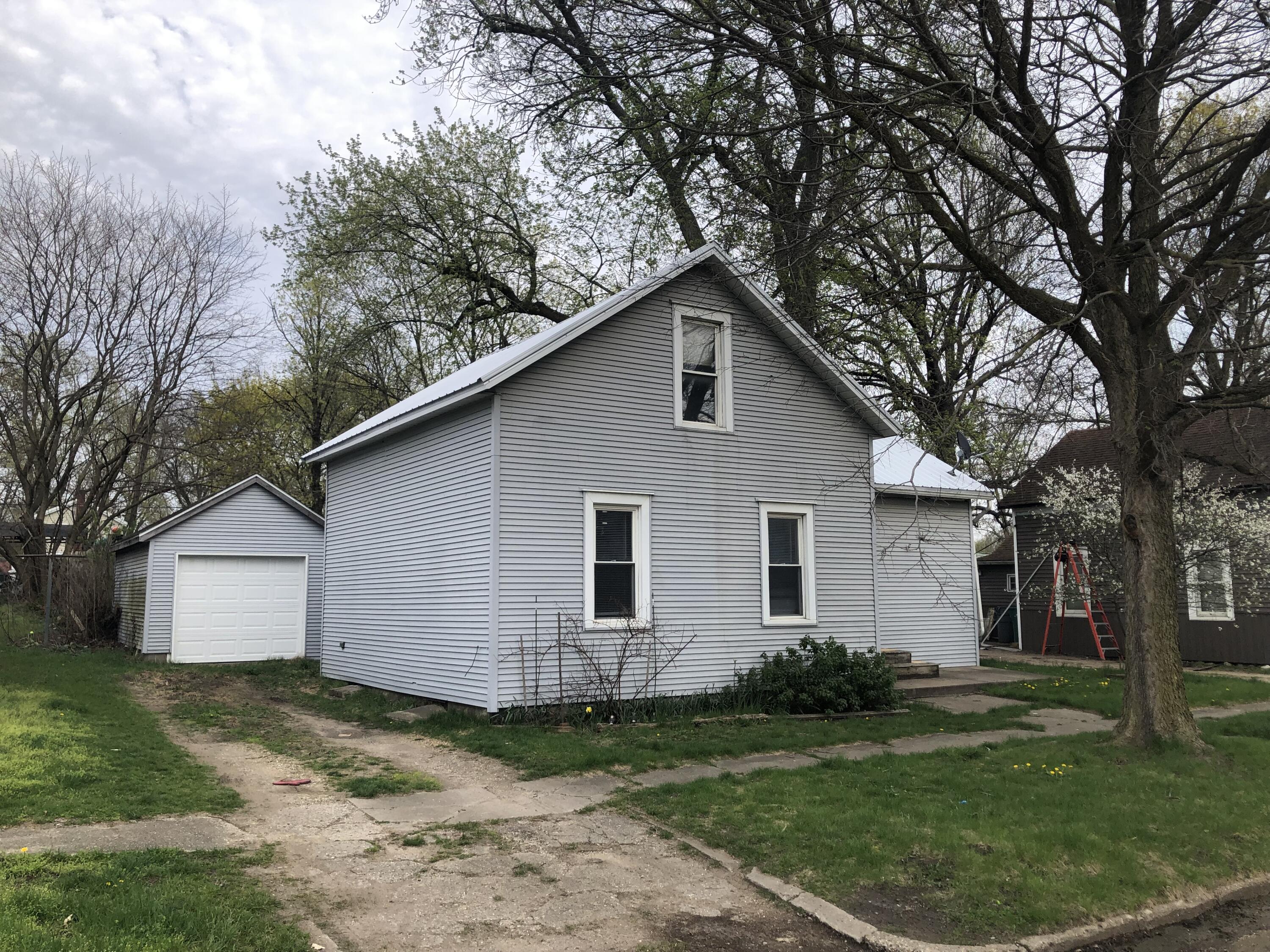 1204 Third Street Three Rivers, MI 49093 - Photo 2 of 18 IMG_7868