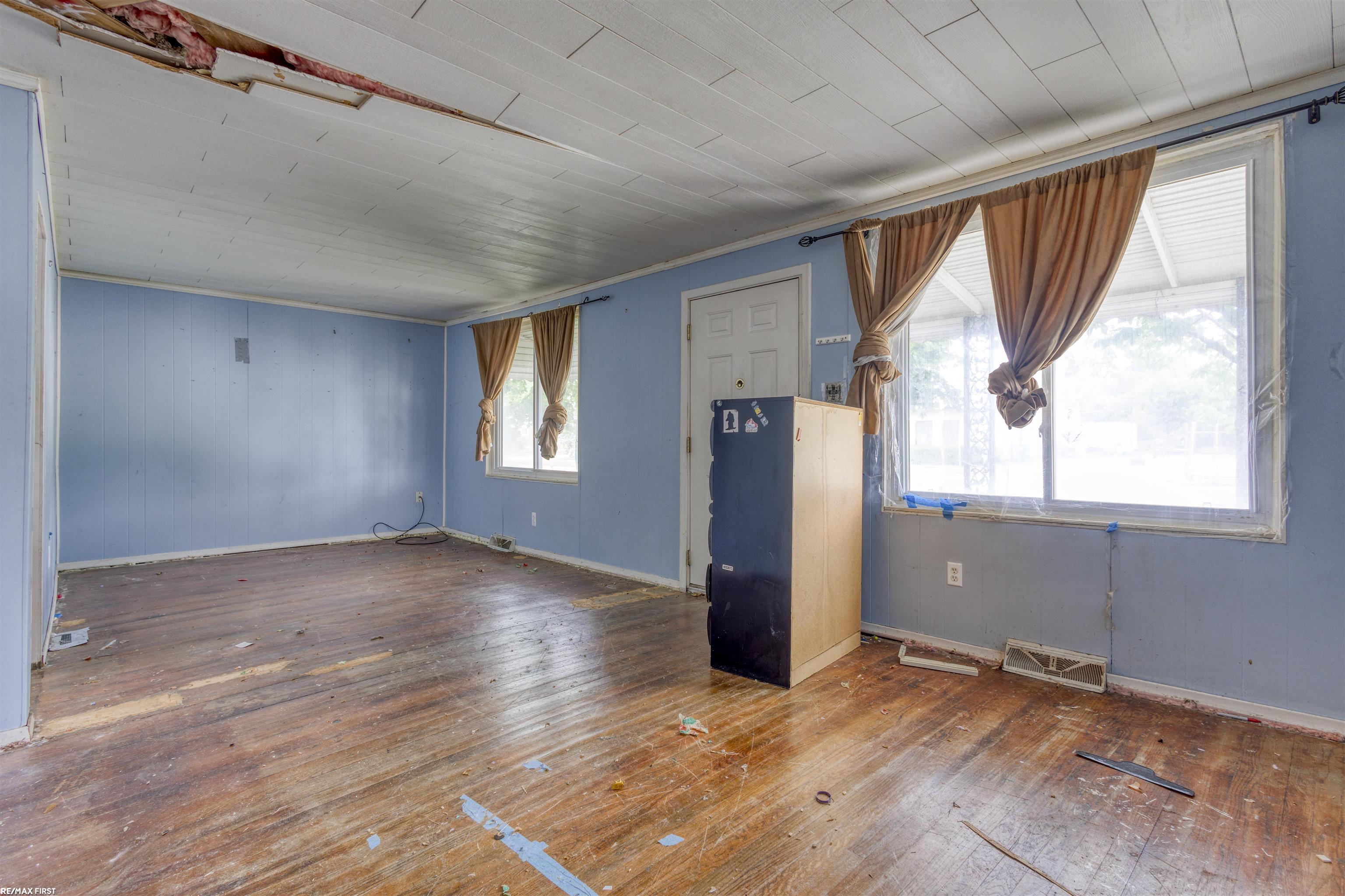 14846 Stephens Road Eastpointe, MI 48021 - Photo 10 of 33 50216047-f18bdf64-76e8-4774-87a9-9c62a4c6b360.JPG