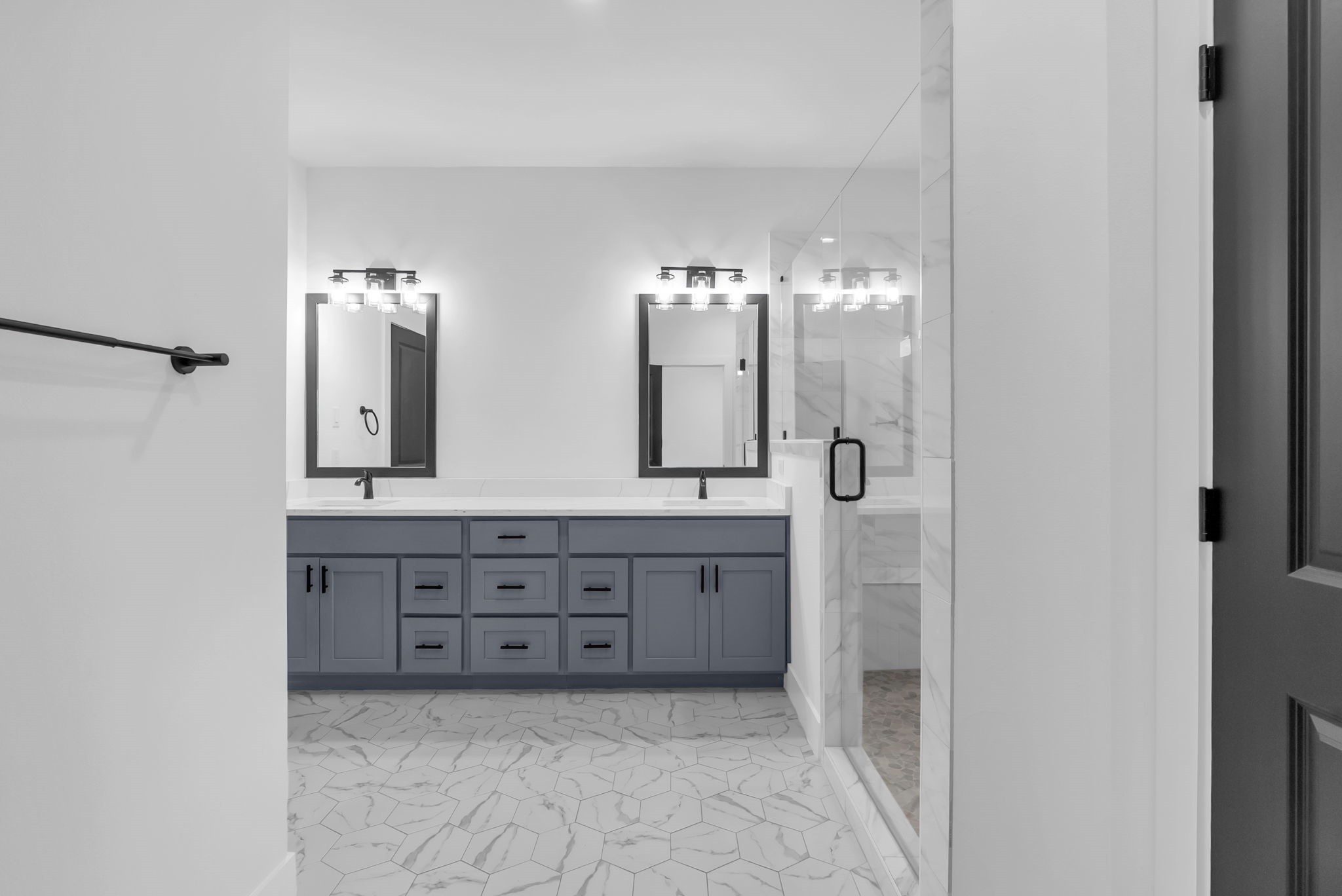 8136 Chateau Street Houston, TX 77028 - Photo 34 of 46 Dual vanities