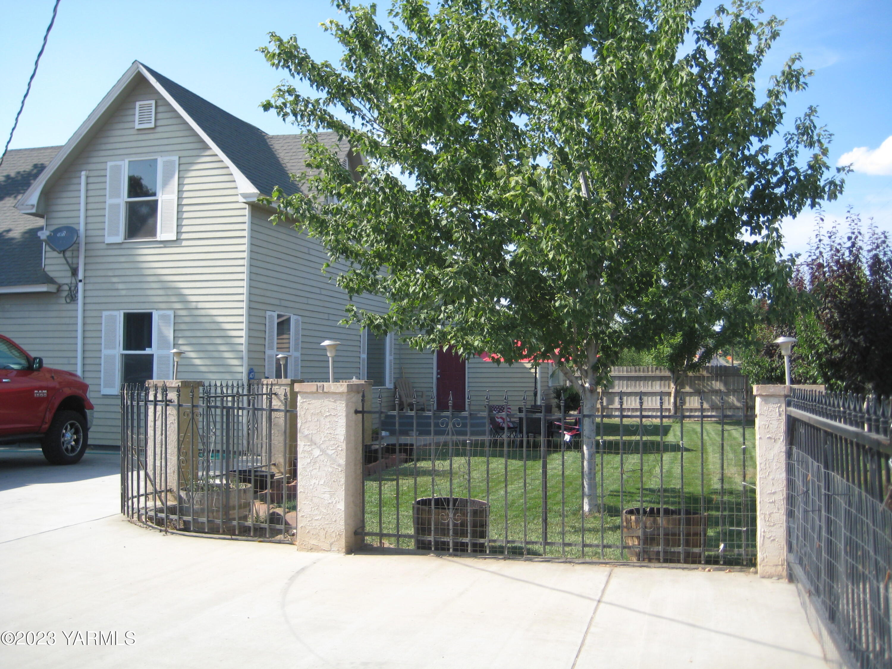 2600 South Euclid Road Grandview, WA 98930 - Photo 2 of 51 2600 Euclid front yard