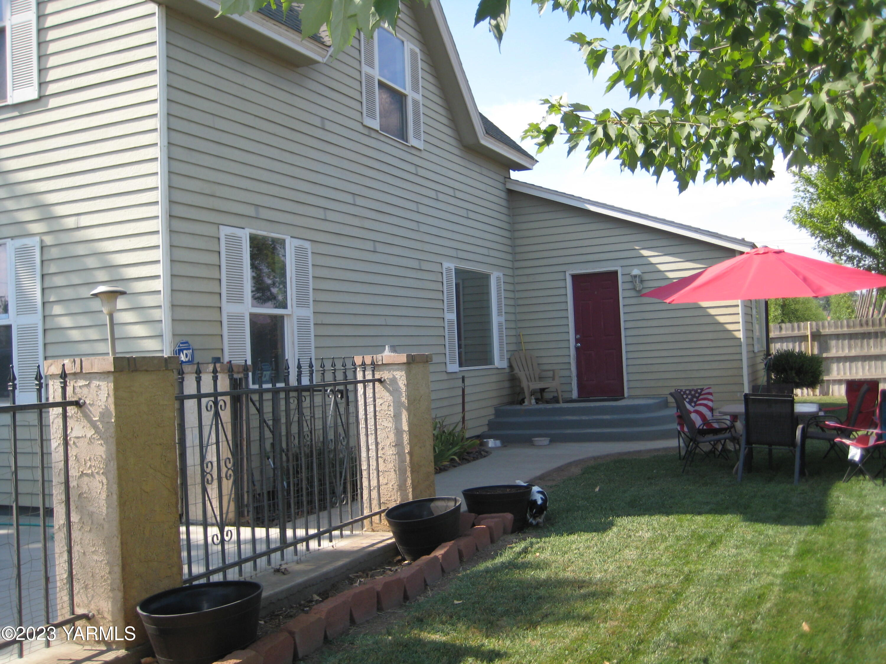 2600 South Euclid Road Grandview, WA 98930 - Photo 3 of 51 2600 S Euclid shady front