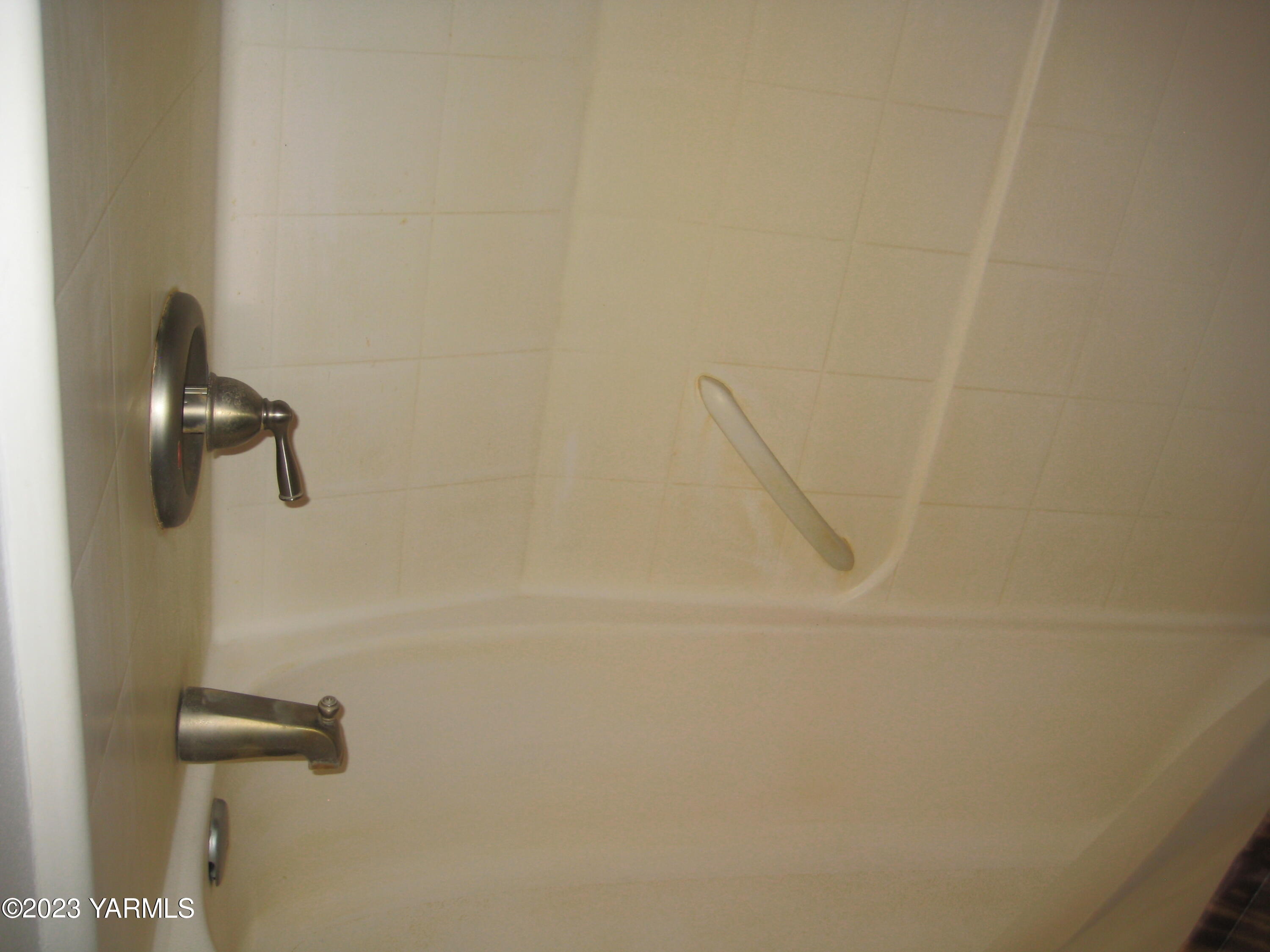 2600 South Euclid Road Grandview, WA 98930 - Photo 35 of 51 2600 S Euclid Tub Shower combo