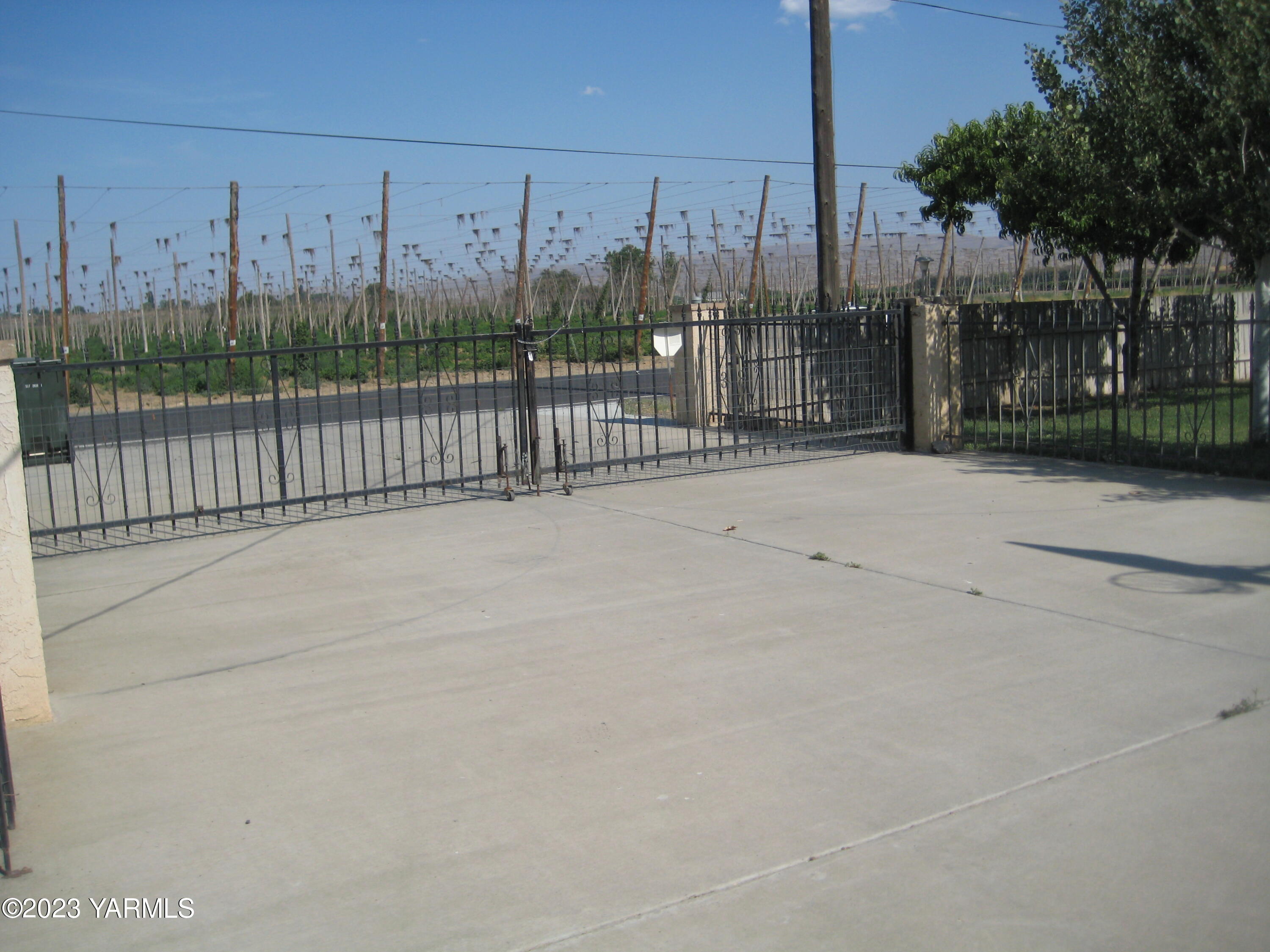 2600 South Euclid Road Grandview, WA 98930 - Photo 5 of 51 2600 S Euclid wide gated drive