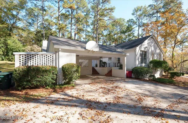 a view of a house with backyard and sitting area