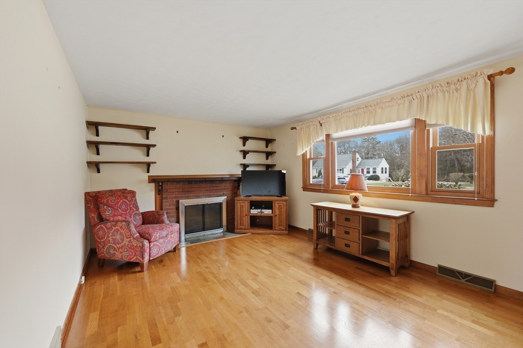 13 Avon Drive Hudson, MA 01749 - Photo 4 of 42