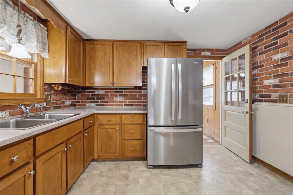 13 Avon Drive Hudson, MA 01749 - Photo 8 of 42