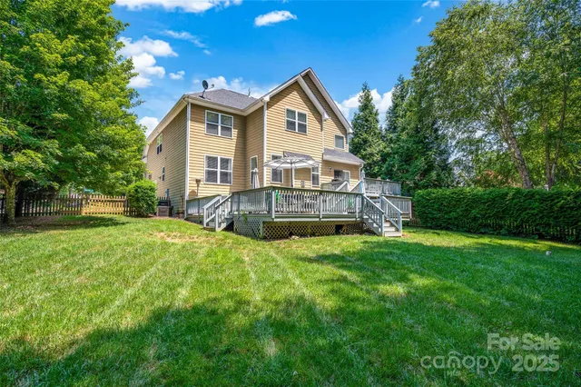 a view of a house with backyard and garden