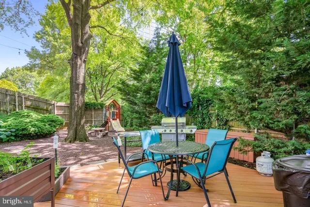 a table and chairs in front of a yard