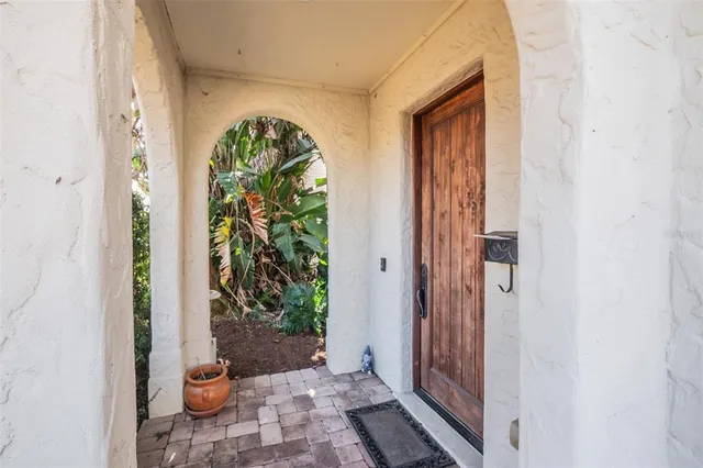 a view of entryway with a garden