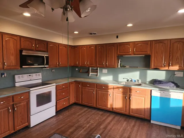 $3,400 | 24 Poplar Place, Bay Shore, NY 11706