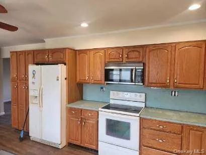 $3,400 | 24 Poplar Place, Bay Shore, NY 11706