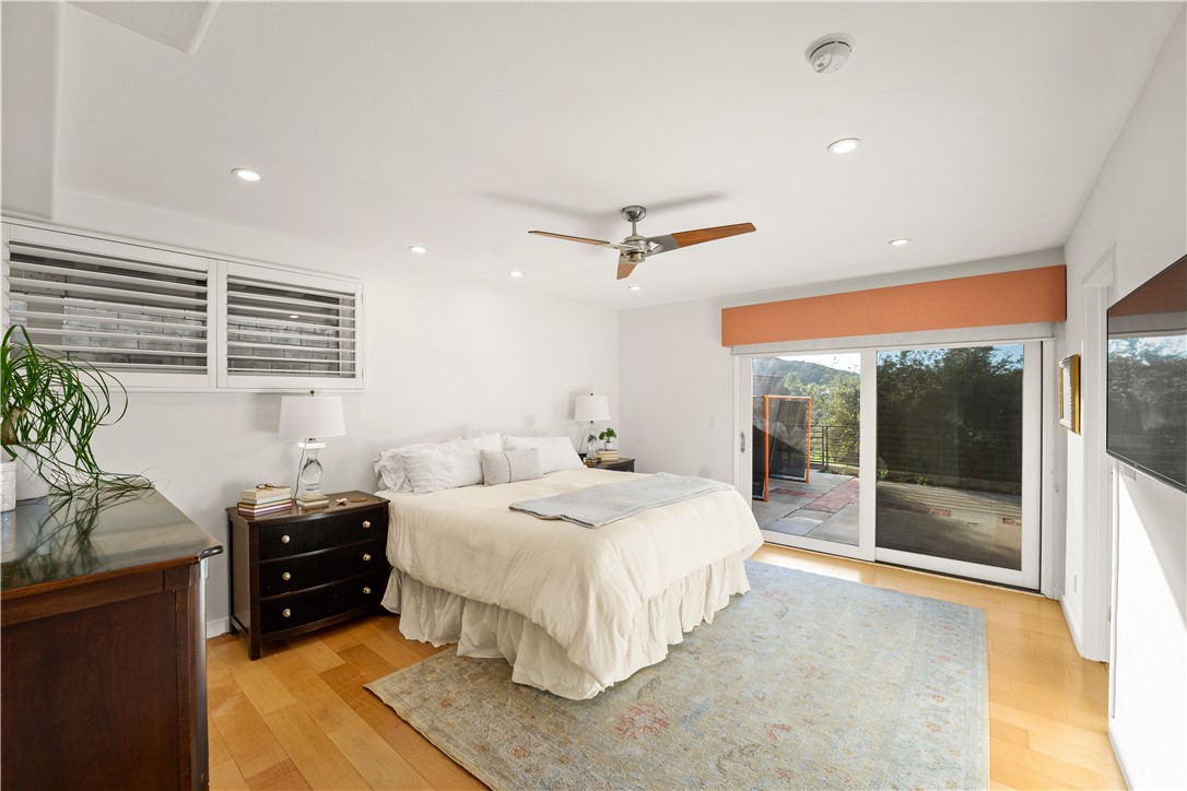 23722 Summit Drive Calabasas, CA 91302 - Photo 16 of 29