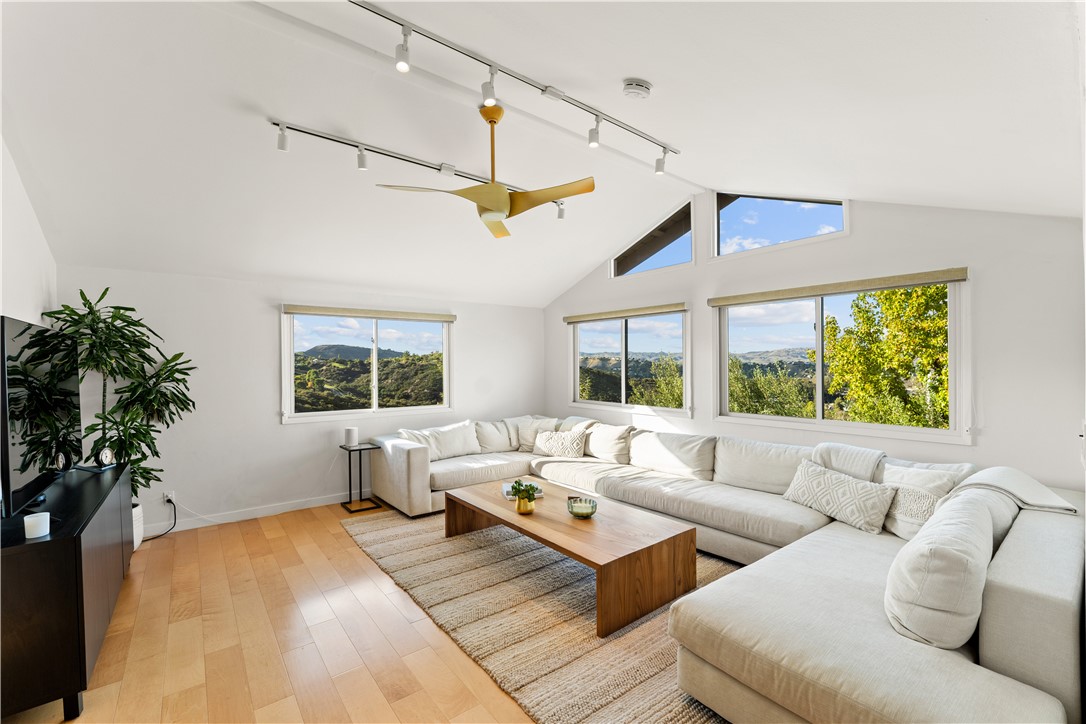 23722 Summit Drive Calabasas, CA 91302 - Photo 6 of 29