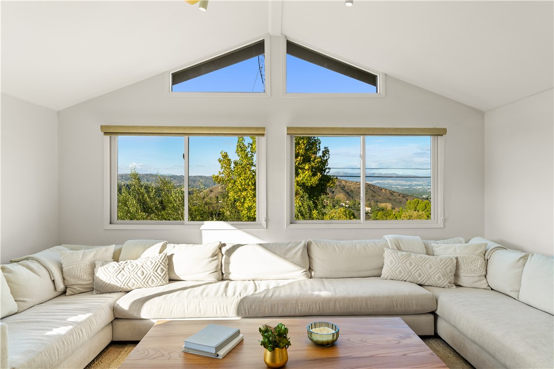 23722 Summit Drive Calabasas, CA 91302 - Photo 8 of 29